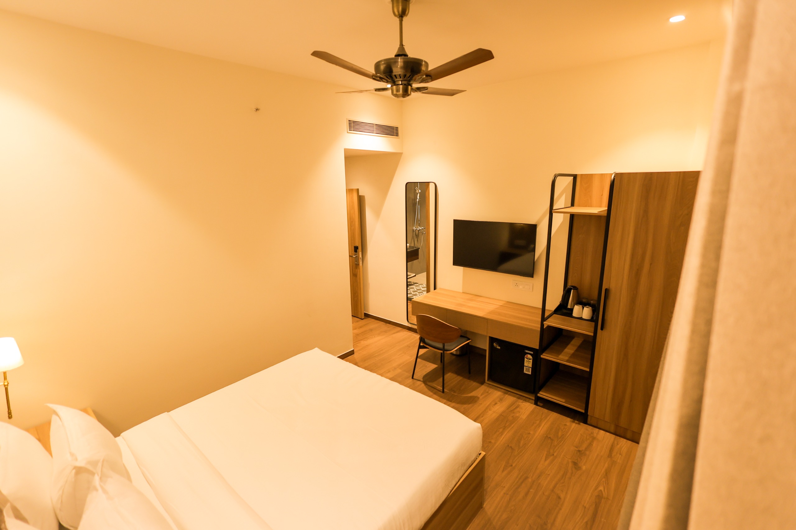 Standard Room — 301 SQFT